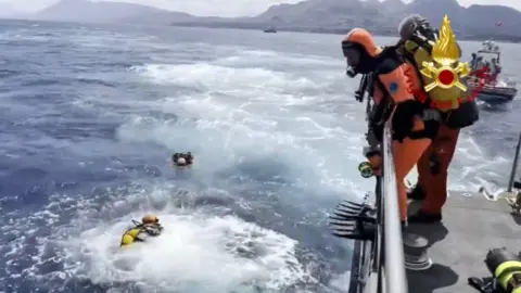 Video yang diambil dari EPA Vigili Del Fuco menunjukkan penyelam gua dari pemadam kebakaran Italia bersiap untuk melanjutkan inspeksi bangkai kapal pesiar Bayesian di lepas pantai Sisilia.