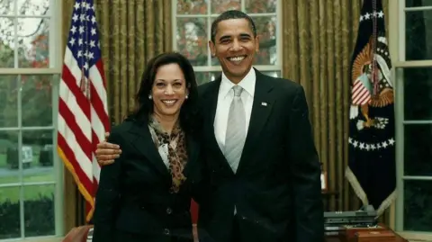 Harris dan Obama melalui Facebook di Oval Office setelah Kamala Harris memenangkan Gedung Putih