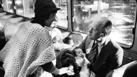 Presiden Getty Images Gerald Ford memotret anak-anak Vietnam saat mereka tiba di Amerika Serikat