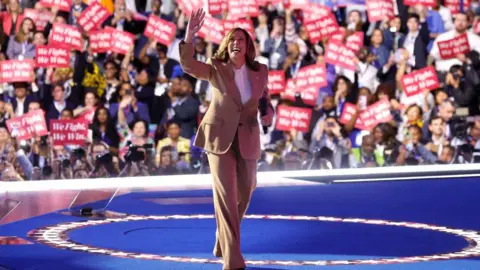 Getty Images Wakil Presiden Kamala Harris berbicara di atas panggung pada hari pertama Konvensi Nasional Partai Demokrat di Chicago