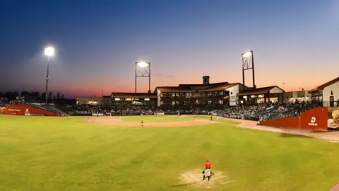 Getty Images Pemandangan matahari terbenam di atas stadion baseball selama pertandingan Southern Maryland Blue Crabs vs Lancaster Barnstormers di Regency Furniture Stadium.  Waldorf, MD 13/7/2019