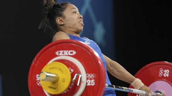 Mirabai Chanu Saikhome dari India bertanding pada nomor angkat besi 49 kg putri pada Olimpiade Musim Panas 2024, Rabu, 7 Agustus 2024, di Paris, Prancis.  (Foto AP)