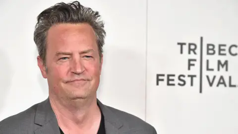 Getty Images Matthew Perry berfoto di karpet merah di New York City pada tahun 2017