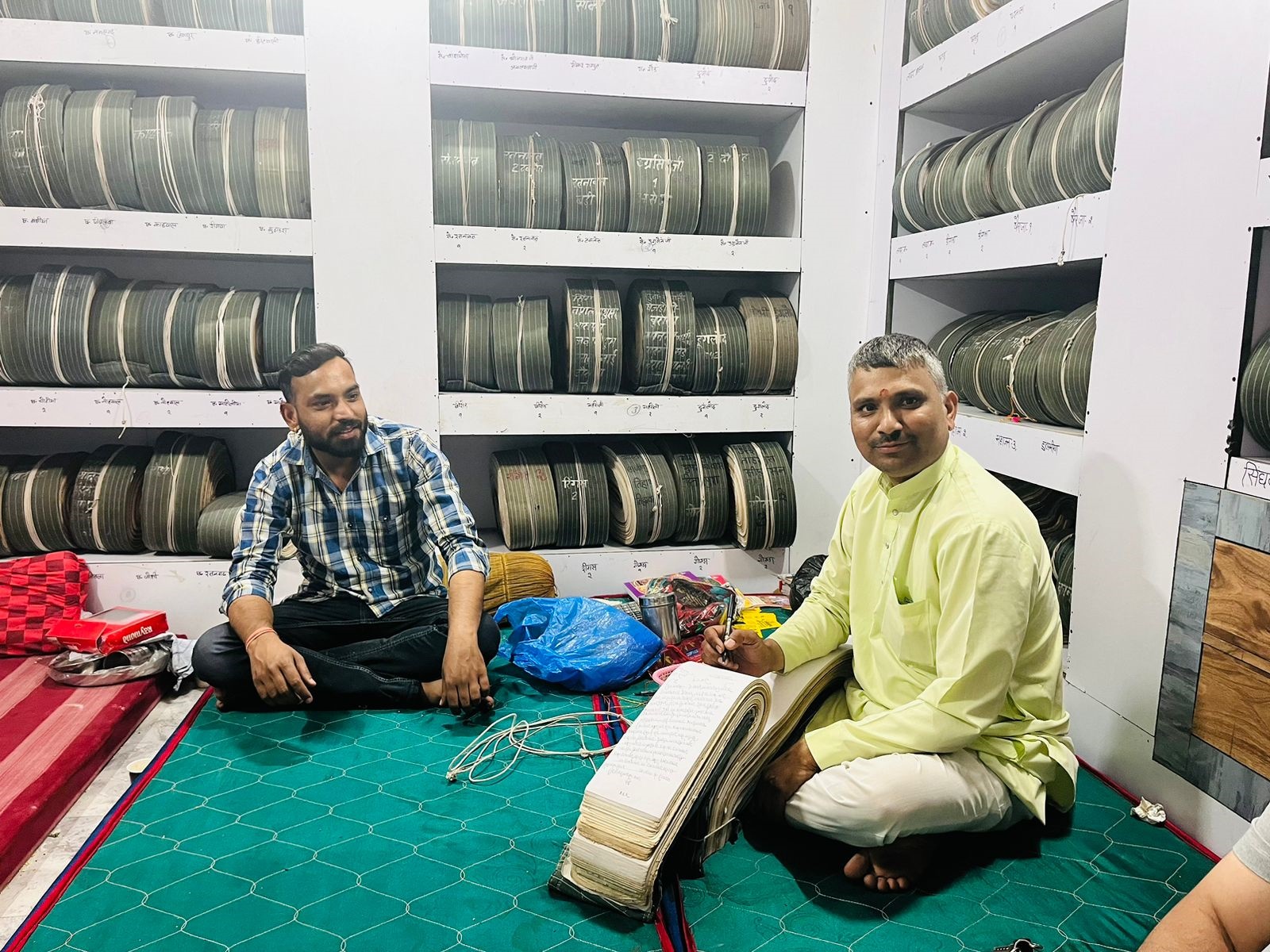 Pandit Ashish dengan buku besarnya di Haridwar