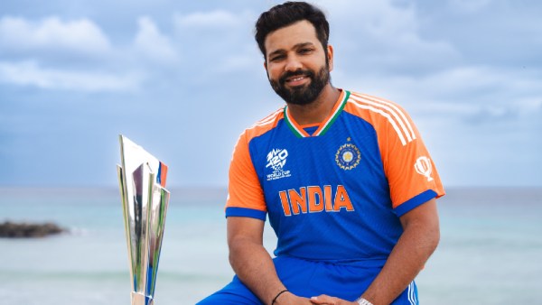 Kapten India Rohit Sharma dengan trofi Piala Dunia T20.