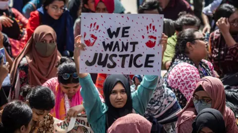 Getty Images Para pengunjuk rasa memegang plakat selama demonstrasi di luar gedung Pengadilan Tinggi yang menuntut keadilan bagi para korban yang ditangkap dan dibunuh dalam kekerasan baru-baru ini di seluruh negeri.