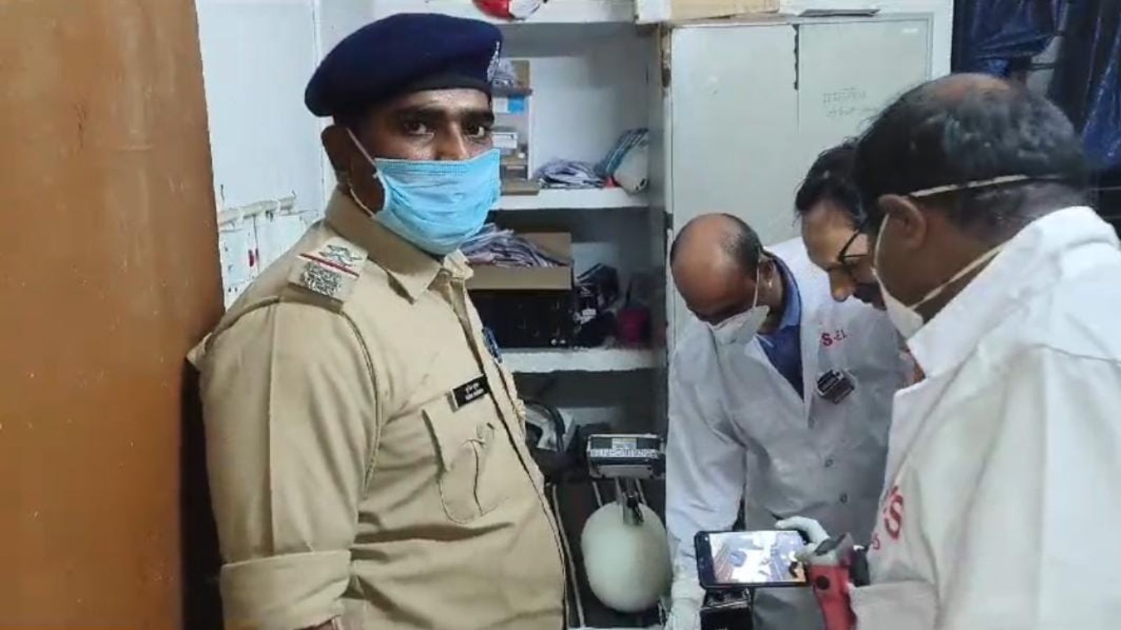 Para ahli memeriksa bongkahan logam di Malkhana Kantor Polisi Kuchaikot di Gopalganj Bihar. Govind Kumar/Ekspres