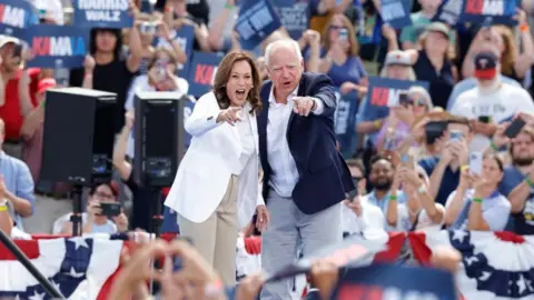 Kamala Harris dan Tim Walz di acara promosi Getty Images