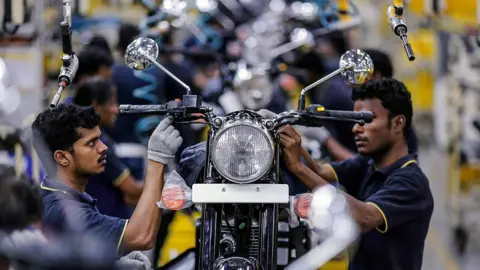 Getty Images Karyawan Royal Enfield Motors Ltd.  Sepeda motor klasik 350 bergerak di atas konveyor di jalur produksi di fasilitas manufaktur perusahaan di Chennai, India, Selasa, 14 Juli 2015. I