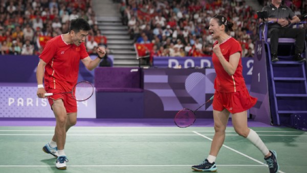 Zheng Si Wei, kiri, dan Huang Ya Keong dari Tiongkok merayakan poin melawan Kim Wan-ho dan Jeong Na-eun dari Korea Selatan pada pertandingan final bulu tangkis ganda campuran 