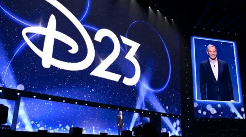     Disney Bob Iger, CEO, Araya Doheny / Getty Images untuk The Walt Disney Company muncul di Disney Entertainment Showcase di D23: The Ultimate Disney Fan Event pada 09 Agustus 2024 di Anaheim, California