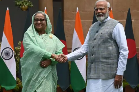 Getty Images Perdana Menteri Narendra Modi dan Perdana Menteri Bangladesh Sheikh Hasina sebelum pertemuan mereka di Hyderabad House pada 22 Juni 2024 di New Delhi, India.