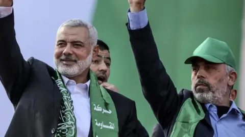 EPA Ismail Haniyeh dan Yahya Sinwar muncul pada tahun 2017