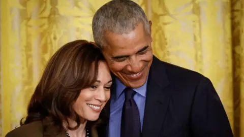 Getty Images Barack Obama dan Kamala Harris tersenyum bersama di acara Gedung Putih pada tahun 2022 untuk menandai ulang tahun penandatanganan Undang-Undang Perawatan Terjangkau.