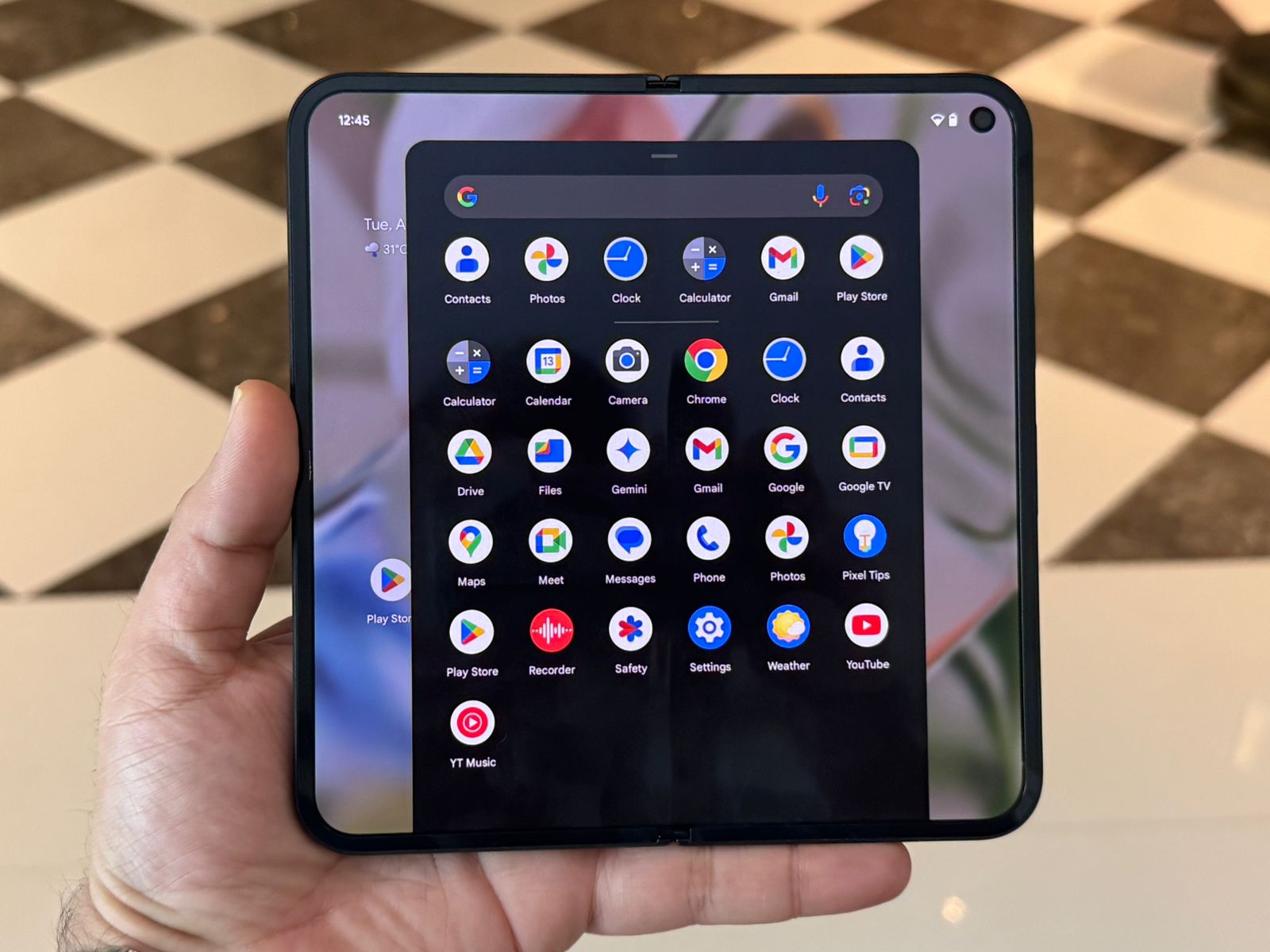 Pixel 9 Pro Fold memiliki layar bagian dalam berukuran 8 inci.