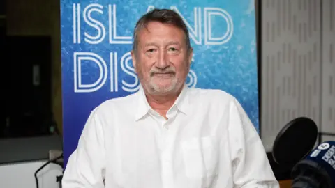 Steven Knight dari BBC duduk di studio radio BBC