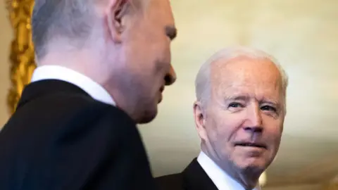 Foto Getty Images menunjukkan Putin dan Biden