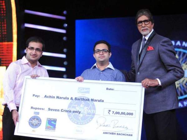 Sarthak dan Achin Narula di KBC 8 bersama Amitabh Bachchan