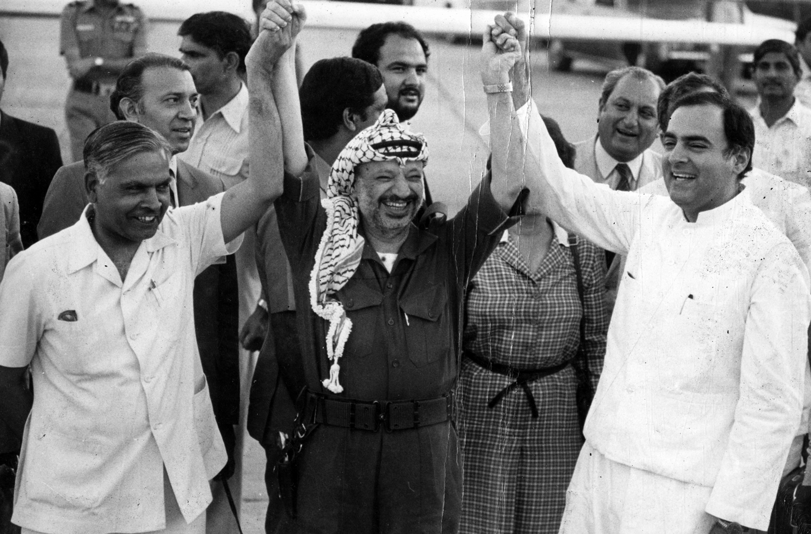 Mantan PM Rajiv Gandhi bersama Menteri Baja Natwar Singh dengan Ketua Organisasi Pembebasan Palestina Yasser Arafat di Bandara Delhi pada 18 April 1985. (Arsip Ekspres) 