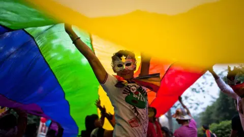 Getty Images Seorang anak laki-laki menari saat dia dan yang lainnya berpartisipasi dalam Delhi Queer Pride ke-4 Maret 2011 pada 27 November 2011 di New Delhi, India.