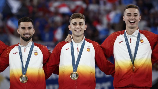 Peraih medali emas Alex Baena dari Spanyol, Fermin Lopez dari Spanyol dan Joan Pacheco dari Spanyol merayakan di podium.