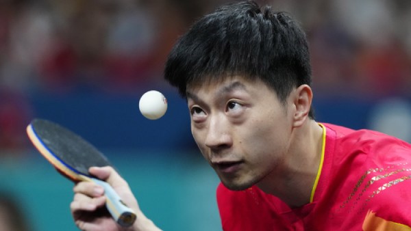 Ma Long dari Tiongkok, bersama rekan setimnya Wang Chuqin, melawan Anton Kallberg dan Christian Carlsson dari Swedia dalam pertandingan tenis meja beregu medali emas putra di Olimpiade Paris (AP) 2024.