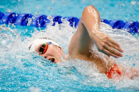 Getty Images Muhan Tang dari Tiongkok berkompetisi di semifinal gaya bebas 200m putri pada Kejuaraan Renang Akuatik Dunia FINA di Duna Arena pada 20 Juni 2022 di Budapest.