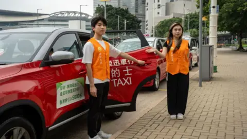 Getty Images Para duta besar membuka pintu taksi saat upacara peluncuran kampanye di Hong Kong pada 5 Juni 2024.