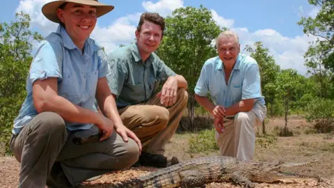 BBC Erin dan Adam Britton berpose bersama David Attenborough dan seekor buaya