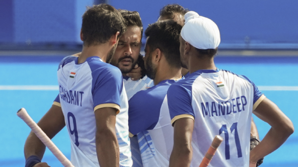 Kapten India Harmanpreet Singh (tengah) merayakan gol bersama orang lain selama pertandingan perempat final hoki putra antara India dan Inggris Raya pada Olimpiade Musim Panas 2024 di Stadion Yves-du-Manoir di Columbus, Prancis.