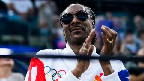 Getty Images Snoop Dogg bertepuk tangan