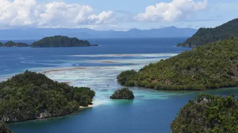 Getty Images Laut biru dikelilingi kepulauan pulau-pulau hijau