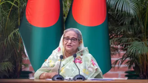 Perdana Menteri EPA Bangladesh Sheikh Hasina berpidato di pertemuan dengan pengamat dan jurnalis asing di Dhaka pada Januari 2024