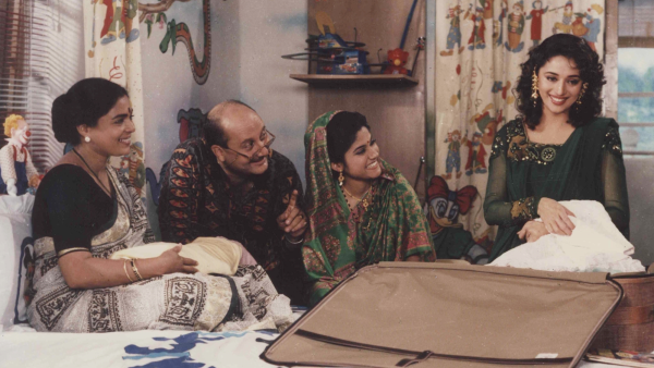 Reema Lagoo, Anupam Kher, Renuka Shahane dan Madhuri Dixit di Hum Aapke Hai Kaun..!  (Foto: Arsip Ekspres)