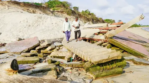 BBC Sebuah rumah runtuh di Kipini, sebuah pantai di Kenya