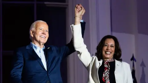 Foto Getty Images menunjukkan Biden dan Harris