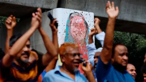 Reuters Mural Perdana Menteri Sheikh Hasina dirusak oleh pengunjuk rasa saat orang-orang merayakan pengunduran dirinya di Dhaka, Bangladesh, 5 Agustus 2024.