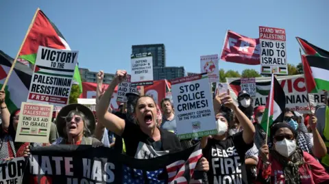 Getty Images Demonstran pro-Palestina di luar Konvensi Nasional Partai Demokrat dekat United Center di Chicago