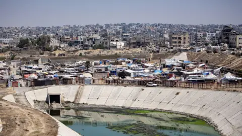 Pengungsi EPA Palestina mendirikan tenda mereka di samping tempat pembuangan limbah dan sampah di jalan di kamp Khan Younis, Jalur Gaza selatan, 01 Agustus 2024.