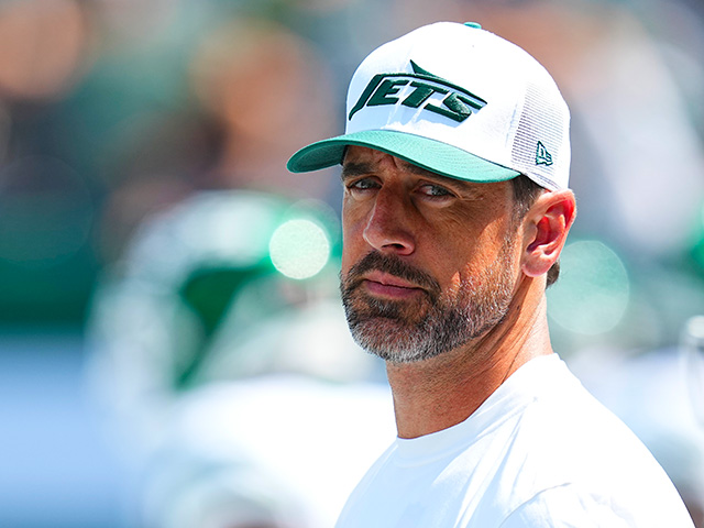 New York Jets No.8 Aaron Rodgers bermain melawan Washington Commanders dalam pertandingan pramusim di MetLife Stadium pada 10 Agustus 2024 di East Rutherford, New Jersey. Jets mengalahkan Komandan 20-17. (Foto oleh Mitchell Lev/Getty Images)