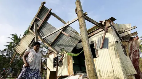 Getty Images Sebuah rumah rusak akibat topan di Fiji