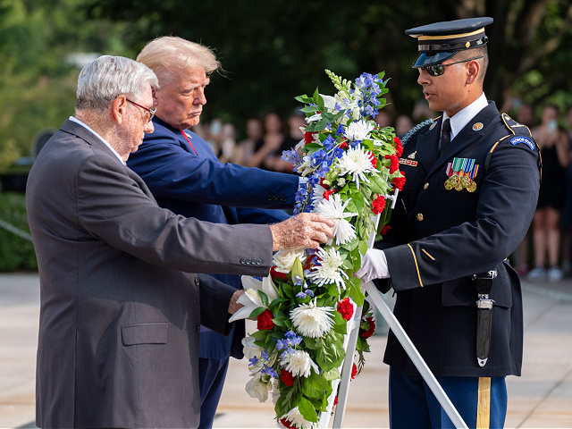 Bill Burnett (kiri), kakek Darrin Taylor Hoover, dan mantan calon presiden dari Partai Republik Donald Trump meletakkan karangan bunga di Makam Prajurit Tak Dikenal untuk menghormati Sersan Burnett. Darling Taylor Hoover di Pemakaman Nasional Arlington, Senin, 26 Agustus 2024, Arlington, Va. (AP Photo/Alex Brandon)