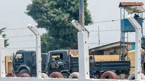 Kendaraan keamanan EPA dan menara keamanan di penjara Makala di Kinshasa, DR Kongo - September 2024