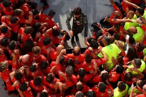 Brian Lennon / Formula 1 via Getty Images Charles Leclerc diberi ucapan selamat oleh timnya usai menjuarai Grand Prix Monza