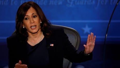 “Saya sedang berbicara”: Kamala Harris mengendalikan Mike Pence pada debat wakil presiden – video