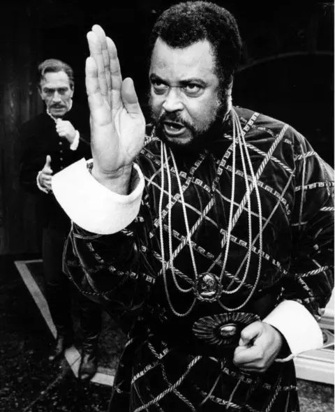 Getty Images James Earl Jones sebagai Othello dengan Christopher Plummer sebagai Iago