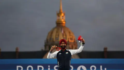 Getty Images PARIS, PRANCIS - 04 SEPTEMBER: Peraih medali emas Harvinder Singh dari Tim India berpose untuk foto setelah memenangkan medali emas terbuka recurve individu putra pada hari ketujuh Paralimpiade Musim Panas Paris 2024 di Esplanade des Invalides pada 20 September 04. Paris, Prancis. (Foto oleh Steph Chambers/Getty Images)
