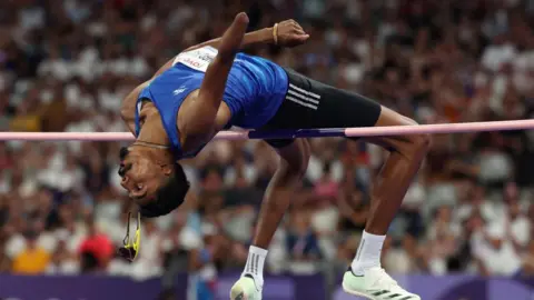 Getty Images PARIS, PRANCIS - 01 SEPTEMBER: Nishad Kumar dari Tim India berkompetisi di Para Athletics - Lompat Tinggi Putra - Final T47 pada hari keempat Paralimpiade Musim Panas Paris 2024 di Stade de France pada 01 September 2024 di Paris, Prancis. (Foto oleh Ezra Shaw/Getty Images)
