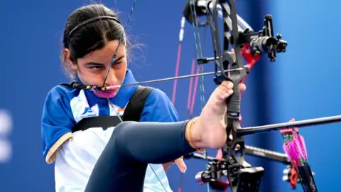 Getty Images Paris, Prancis - 2 September 2024; Sheetal Devi dari India selama pertandingan perempat final terbuka gabungan beregu campuran antara India dan india pada hari kelima Paralimpiade Paris 2024 di Esplanade des Invalides di Paris, Prancis. (Foto oleh Ramsey Cardy/File Olahraga melalui Getty Images)
