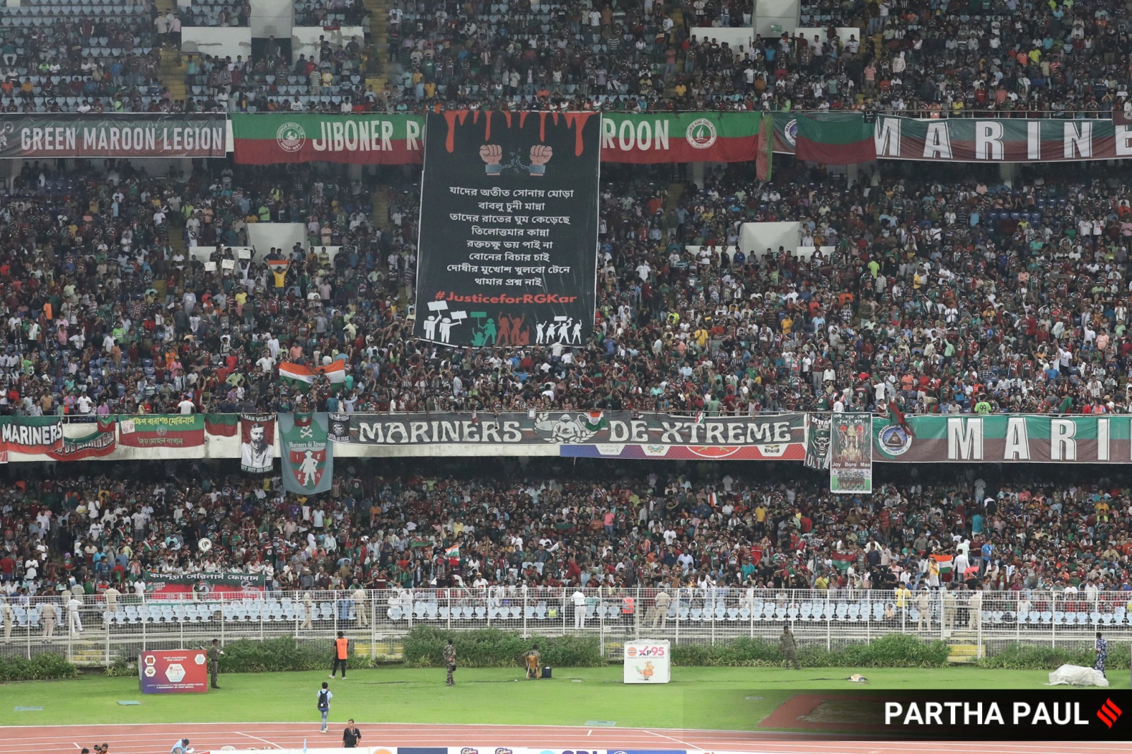 Penggemar sepak bola menggelar tifo di Stadion Salt Lake menentang dugaan pemerkosaan dan pembunuhan seorang dokter junior di RG Kar MCH selama pertandingan final Piala Durand antara North East United FC dan Mohunbagan Super Giant .Foto Ekspres. 